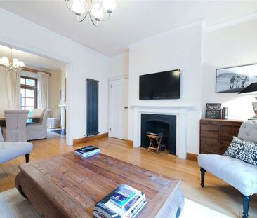 A charming terraced house providing spacious and neutrally decorate... - Photo 2