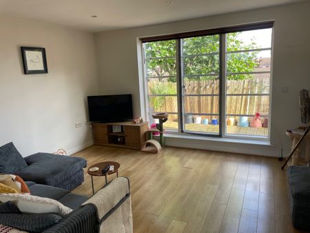 3 Bed Flat, Mayfield House, SW17 - Photo 2