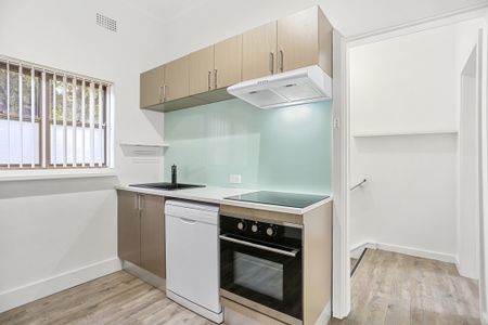 Freshly Renovated 3 Bedroom Duplex in Prime Location - Photo 5