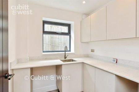 4 bedroom semi-detached house to rent - Photo 4