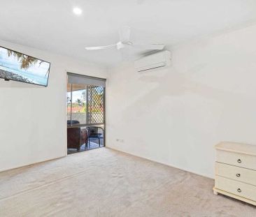 Central Benowa townhouse – ideal location & space! - Photo 6