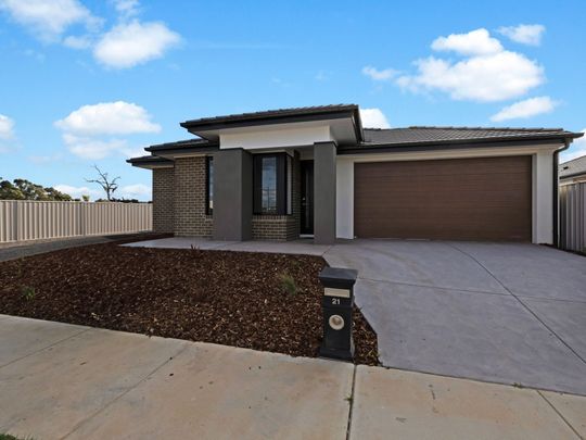 FOUR BEDROOM HOME - LOW MAINTENANCE ! - Photo 1