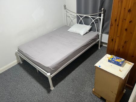 Three/Four bedroom flat inclusive of bills - Dagenham - Photo 2