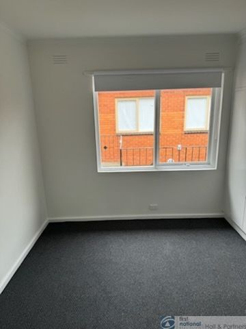 RENOVATED 1 BEDROOM UNIT - Photo 5