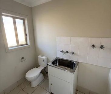 Modern 3 Bedroom Townhouse! - Photo 4