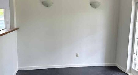 LARGE FAMILY HOME READY TO MOVE IN - Photo 5