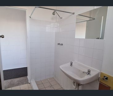 Central One Bedroom Apartment - Water Included! - Photo 6