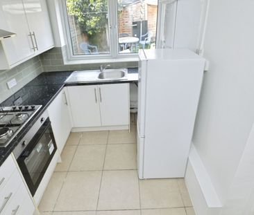 2 bedroom Flat To Let - Photo 3