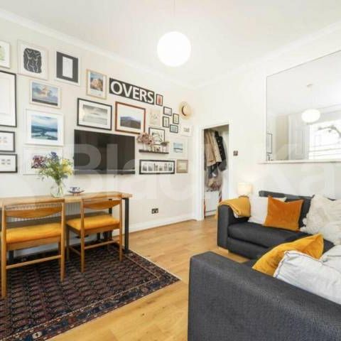 A stylish and modern studio apartment set on Southgate Road - Photo 1