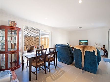 Modern Lowset Home in Prime Location - New carpets & repaint to come! - Photo 4