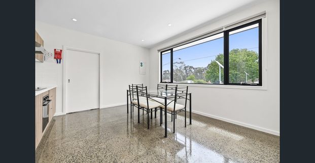 Brand new fully furnished rooms with private courtyards – All bills included! - Photo 1