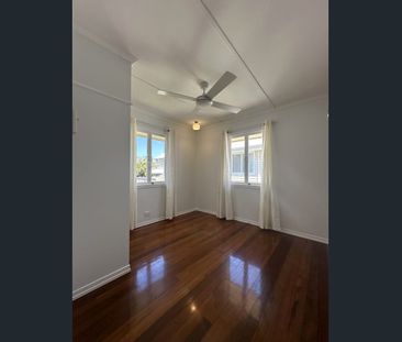 SPACIOUS FAMILY HOME IN THE HEART OF WYNNUM - Photo 3