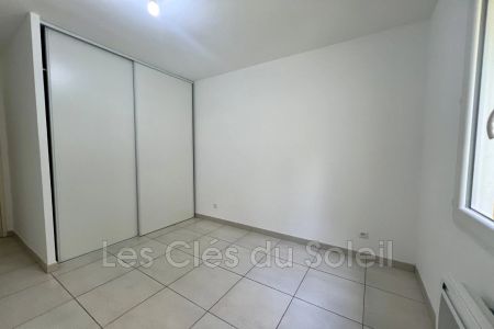Location villa 4 chambres 111 m² Le Revest-les-Eaux - Photo 3