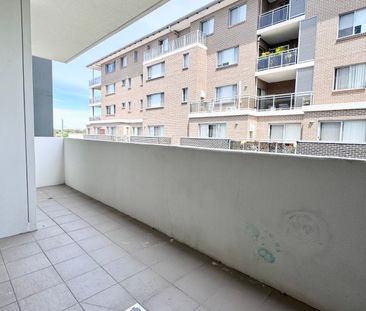 2 Bedroom Apartment 100m to Westfield and CBD - Photo 3