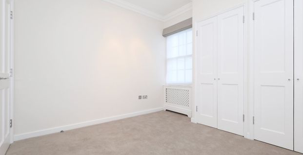 A bright 1 bedroom apartment located on the 1st floor in this conversion moments from Hyde Park. - Photo 1