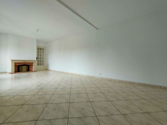 Plain pied comprenant 3 chambres, bureau, jardin, garage 2V - Photo 1