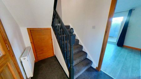 3 bedroom semi-detached house to rent - Photo 3