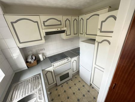 1 Bed Flat, Pittman Gardens, IG1 - Photo 5