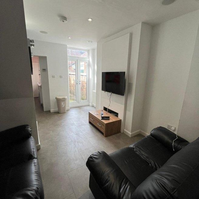 4 bedroom flat to rent - Photo 1