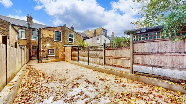 4 bedroom terraced house to rent - Photo 1