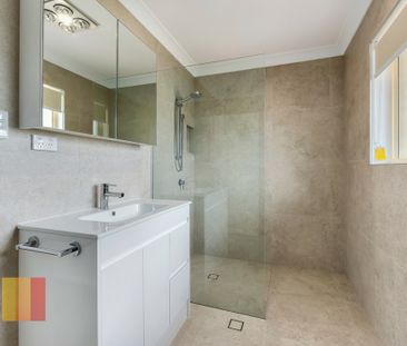 NEWLY RENOVATED 2 BEDROOM TOWNHOUSE - AIR CONDITIONED - Photo 5