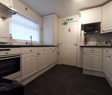 1 bedroom in a house share to rent - Photo 4