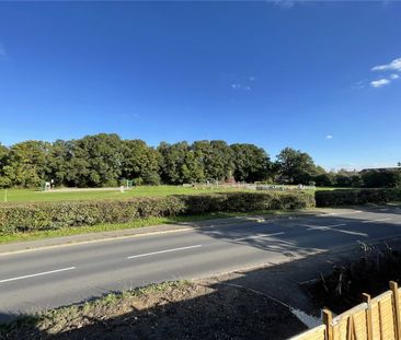 Newly refurbished 3 bed character cottage in sought after Wash Common. - Photo 3