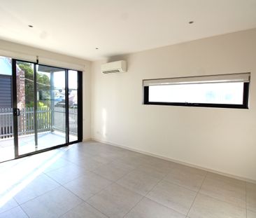 Two-bedroom townhouse with all your needs! - Photo 5