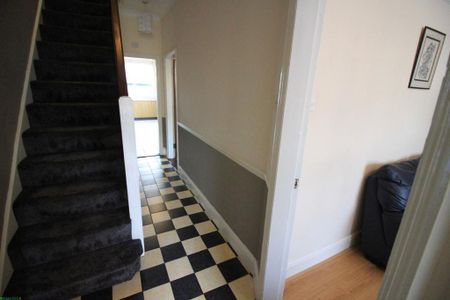 4 bedroom semi-detached house to rent - Photo 5