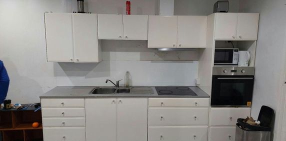 Great 2 Bedroom Unit - Photo 2