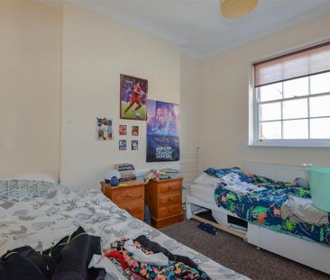 4 bedroom end of terrace house to rent - Photo 5