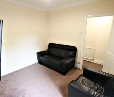 3 Bed Terraced House, St. Edwards Road, RG6 - Photo 4