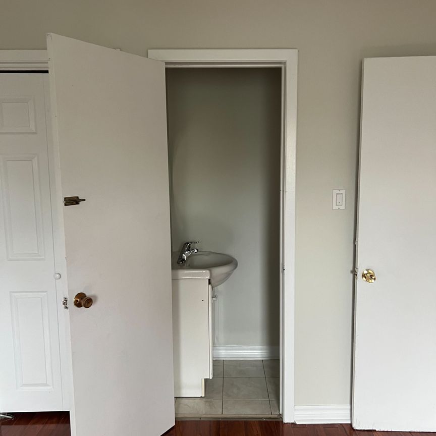 For Lease - 7242 Sills Road, Mississauga, Ontario - Photo 1