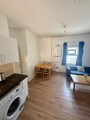 4 bedroom flat to rent - Photo 1