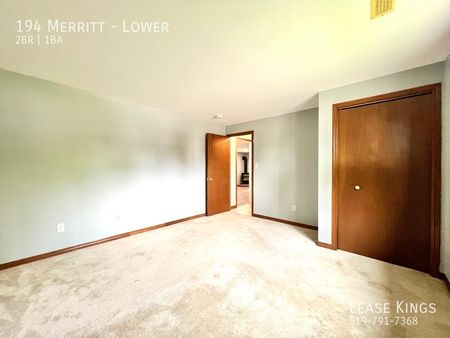 Updated 2 Bed 1 Bath Lower w Private Entrance/ Laundry in Great Residential Area - Photo 3