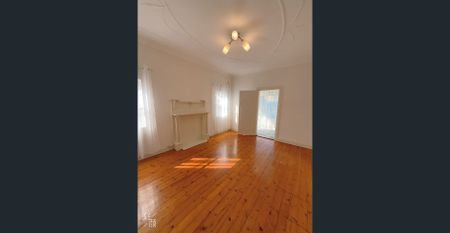 Spacious lounge area & Separate sunroom & Large gas-equipped kitchen & Great Location & Convenient Lifestyle! SHARED PROPERTY WITH 2 GIRLS. GIRLS ONLY - Photo 5