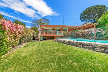 Beautifully Renovated Family Home with Pool, Deck & Spacious Garden - Photo 4
