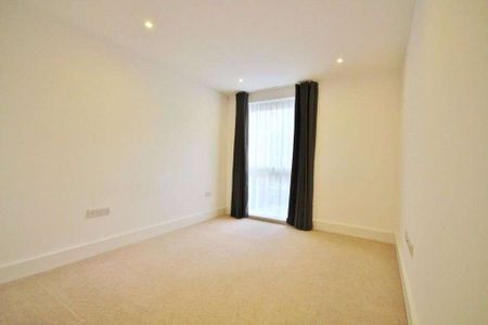 Ground floor apartment featuring two bedrooms and two bathrooms - Photo 2