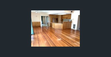 Spacious Family Home in Beautiful Berwick - Photo 5