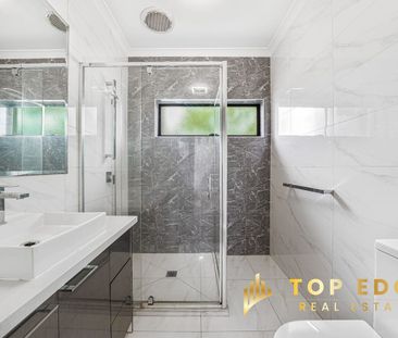 Modern & Spacious Family Home in the Heart of Aintree! - Photo 3