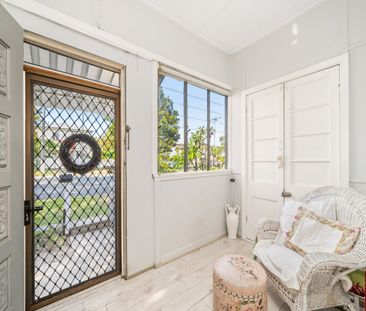 Stunning Two Bedroom Cottage! - Photo 3