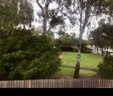 Renovated 2 b/r Footscray - park view - Photo 6