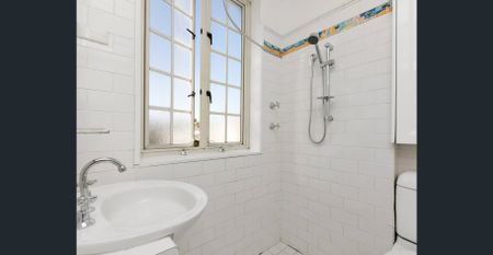 Bright One Bedroom Unfurnished Apartment - Photo 4