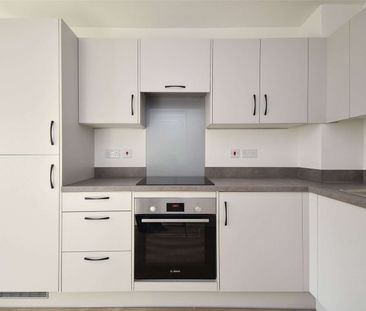 A modern three bedroom family home with private garden and parking - Photo 6