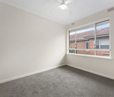 Stunning Fully Renovated Apartment in Prime Roseville Location - Photo 2