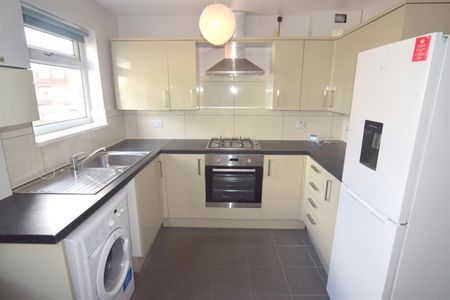 2 bedroom Flat To Let - Photo 3