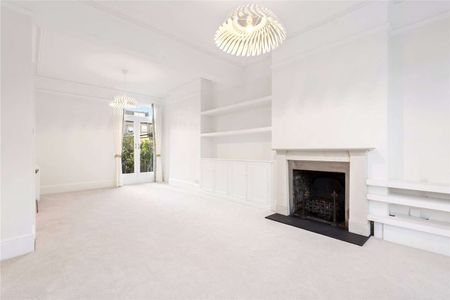 A lovely family home with grand proportions and a wider than average west facing garden. - Photo 2