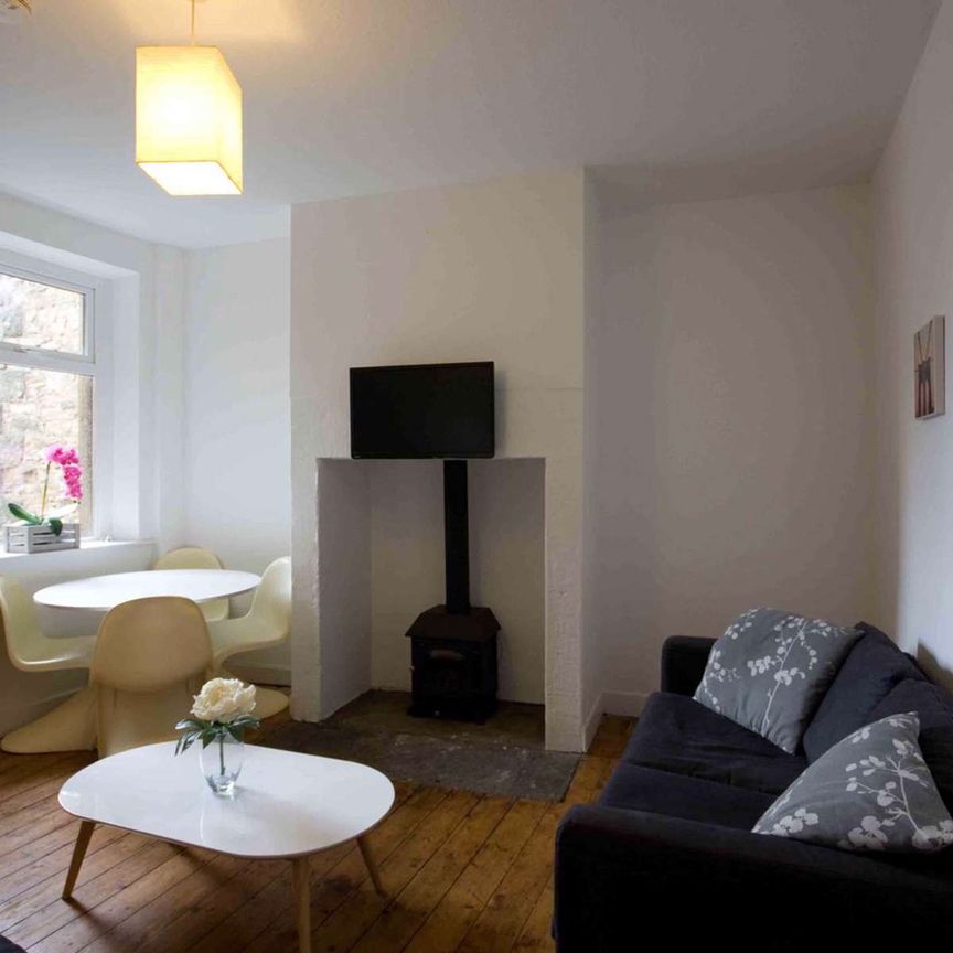 Lovely four bedroom home located right next to the town centre Room 4 - Photo 1