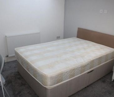 3 bedroom flat to rent - Photo 5