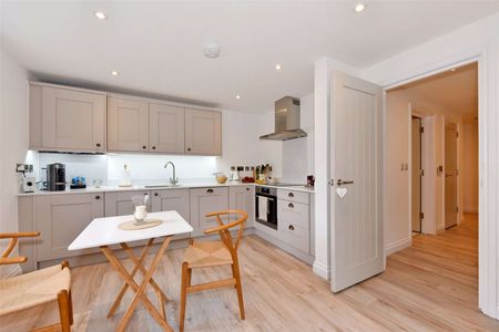 A ground floor two bedroom apartment in a newly converted gated development - Photo 5